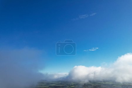Foto de Vista panorámica del cielo nublado sobre la ciudad inglesa durante el día - Imagen libre de derechos