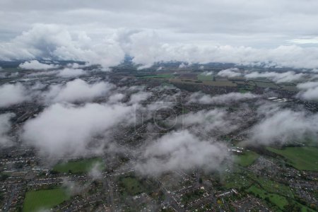 Téléchargez les photos : Beautiful and Dramatic Clouds over British City - en image libre de droit