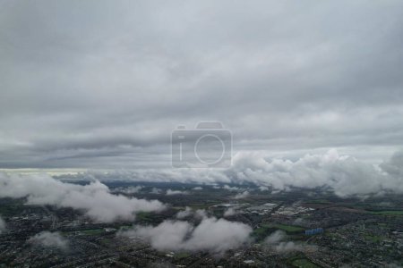 Téléchargez les photos : Beautiful and Dramatic Clouds over British City - en image libre de droit