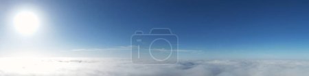 Foto de Drone vista por encima de las nubes de niebla en el día - Imagen libre de derechos