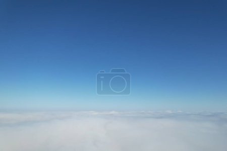 Téléchargez les photos : Vue par drone au-dessus des nuages brumeux pendant la journée - en image libre de droit