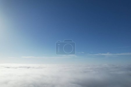 Téléchargez les photos : Vue par drone au-dessus des nuages brumeux pendant la journée - en image libre de droit