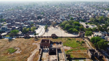 Téléchargez les photos : Vue Aérienne du Fort Historique Royal Shahi Qila à Sheikhupura - en image libre de droit