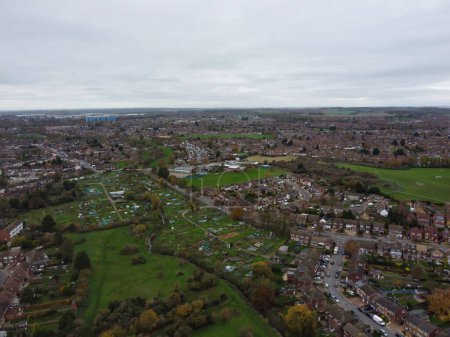 Téléchargez les photos : Vue aérienne de Luton City par une journée venteuse et nuageuse - en image libre de droit