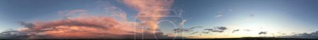 Téléchargez les photos : Vue panoramique du ciel nuageux au-dessus de la ville anglaise pendant la journée - en image libre de droit
