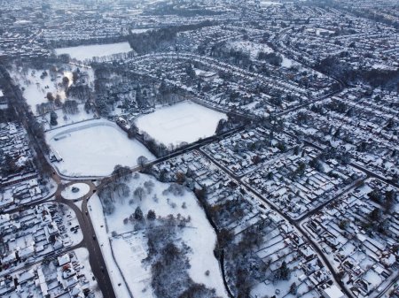 Foto de Vista de ángulo alto del paisaje cubierto de nieve y paisaje urbano, metraje aéreo de la ciudad de Luton de Inglaterra, Reino Unido después de la caída de nieve - Imagen libre de derechos