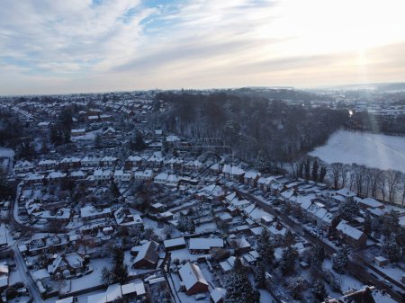 Foto de Vista de ángulo alto del paisaje cubierto de nieve y paisaje urbano, metraje aéreo de la ciudad de Luton de Inglaterra, Reino Unido después de la caída de nieve - Imagen libre de derechos
