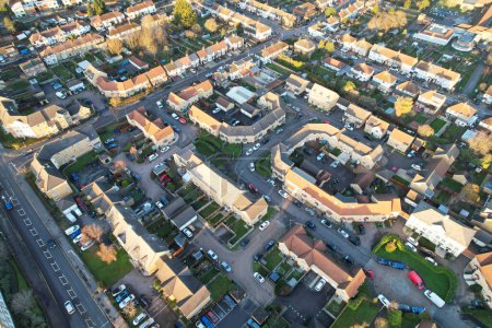 Téléchargez les photos : Vue à angle élevé de la ville britannique et des maisons résidentielles - en image libre de droit