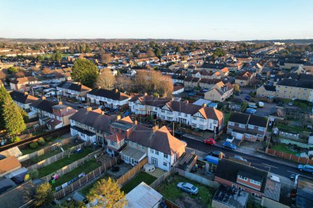 Téléchargez les photos : Vue à angle élevé de la ville britannique et des maisons résidentielles - en image libre de droit