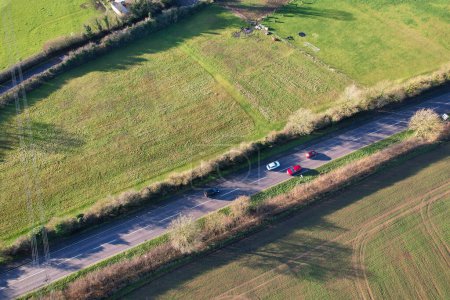 Foto de Vista aérea de las carreteras británicas y el tráfico en un día soleado - Imagen libre de derechos