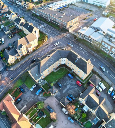 Téléchargez les photos : Aerial View of British Roads and Traffic on a Sunny Day - en image libre de droit