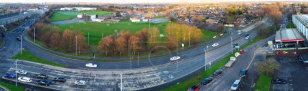 Téléchargez les photos : Aerial View of British Roads and Traffic on a Sunny Day - en image libre de droit