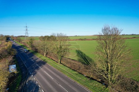Foto de REINO UNIDO, LUTON - 26 DE DICIEMBRE DE 2022: Vista en ángulo alto de las carreteras en Luton Ciudad de Inglaterra - Imagen libre de derechos