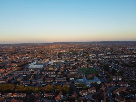 Foto de REINO UNIDO, LUTON - 26 DE DICIEMBRE DE 2022: Vista en ángulo alto de las carreteras en Luton Ciudad de Inglaterra - Imagen libre de derechos