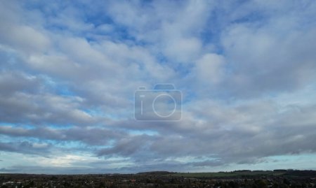 Téléchargez les photos : Vue à angle élevé des nuages sur le ciel bleu - en image libre de droit