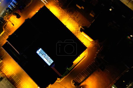 Téléchargez les photos : Vue Aérienne De Nuit De Central Luton City - en image libre de droit