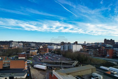 Foto de GRAN BRETAÑA, LUTON - 22ND ENERO, 2023: Vista en ángulo alto del centro de la ciudad, vista moderna e histórica de la ciudad de Inglaterra - Imagen libre de derechos