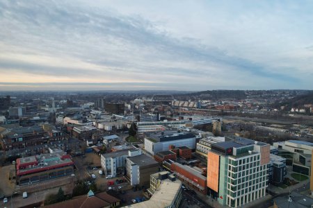 Foto de GRAN BRETAÑA, LUTON - 22ND ENERO, 2023: Vista en ángulo alto del centro de la ciudad, vista moderna e histórica de la ciudad de Inglaterra - Imagen libre de derechos
