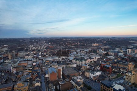 Foto de INGLATERRA, Reino Unido, LUTON - 22ND ENERO, 2023: High Angle of Luton City Center, Modern and Historical Town of England, Drone View - Imagen libre de derechos
