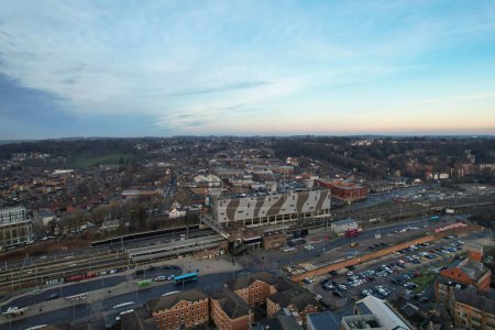 Téléchargez les photos : ANGLETERRE, ROYAUME-UNI, LUTON - 22ème JANVIER, 2023 : Angle élevé du centre-ville de Luton, ville moderne et historique d'Angleterre, vue sur drone - en image libre de droit