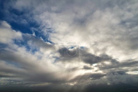 Foto de Nubes dramáticas y cielo azul sobre la ciudad - Imagen libre de derechos