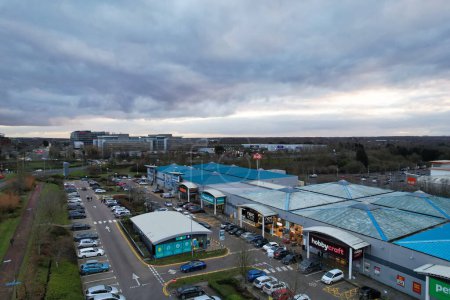 Foto de Vista panorámica en ángulo alto del centro de Milton Keynes, ciudad de Inglaterra, Reino Unido - Imagen libre de derechos