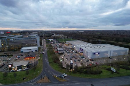 Foto de Vista panorámica en ángulo alto del centro de Milton Keynes, ciudad de Inglaterra, Reino Unido - Imagen libre de derechos