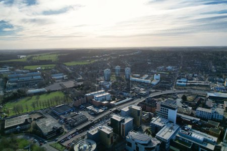 Foto de Vista aérea de la ciudad de Luton durante el día soleado - Imagen libre de derechos