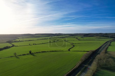 Téléchargez les photos : Vue à angle élevé de la campagne anglaise à la journée ensoleillée - en image libre de droit