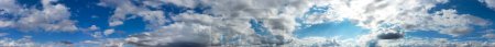 Téléchargez les photos : Vue panoramique des nuages dramatiques dans le ciel bleu - en image libre de droit