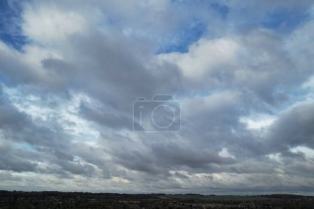 Téléchargez les photos : Belle tempête nuages scène sur ville - en image libre de droit