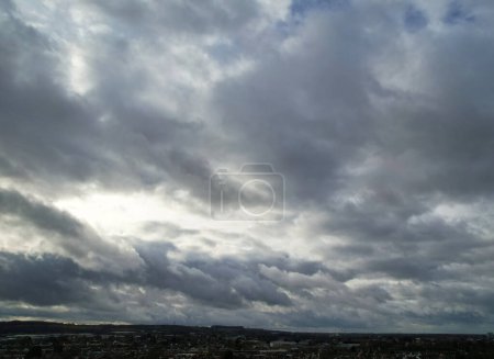 Foto de Hermosa tormenta Nubes escena sobre la ciudad - Imagen libre de derechos