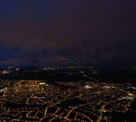 Téléchargez les photos : Vue aérienne de la ville illuminée la nuit - en image libre de droit