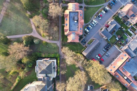 Foto de High Angle Image of Business Buildings at Central Dunstable Town of England UK (en inglés). El metraje fue capturado justo después del amanecer en la mañana con la cámara de Drone en 05-Feb-2023 - Imagen libre de derechos