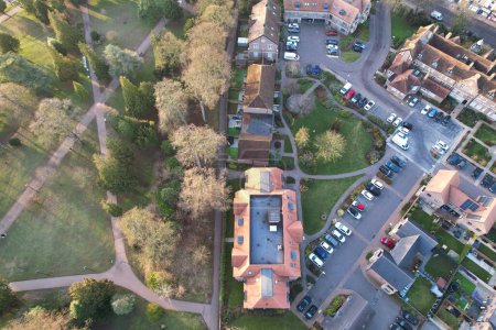 Téléchargez les photos : High Angle Image of Business Buildings at Central Dunstable Town of England Royaume-Uni. La séquence a été capturée juste après le lever du soleil le matin avec la caméra du drone le 05-Feb-2023 - en image libre de droit