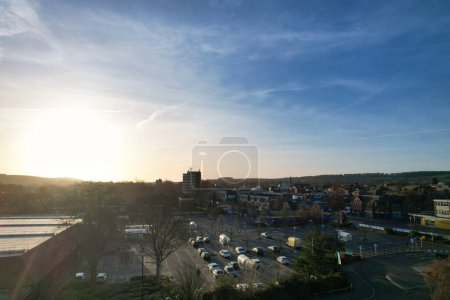 Téléchargez les photos : ROYAUME-UNI, LUTON - 5 FÉVRIER 2023 : Vue panoramique à grand angle du parc de vente au détail et de la ville centrale de Dunstable - en image libre de droit