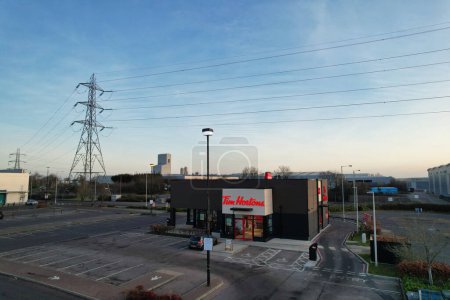 Photo for UNITED KINGDOM, LUTON - 5TH FEBRUARY, 2023: High Angle Panoramic View of Retail Park and Central Dunstable Town - Royalty Free Image