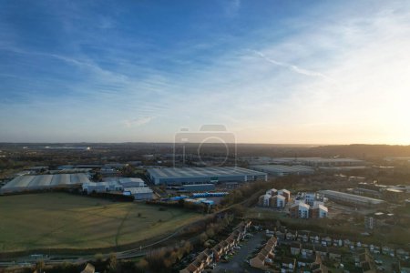 Foto de UNITED KINGDOM, LUTON - 5TH FEBRUARY, 2023: High Angle Panoramic View of Retail Park and Central Dunstable Town - Imagen libre de derechos