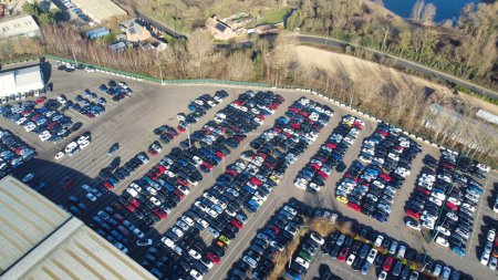 Foto de REINO UNIDO, BEDFORD - 6 DE FEBRERO DE 2023: Vista aérea del estacionamiento enorme y grande de las subastas locales de ventas de automóviles en Kempston Bedford Town of England Reino Unido - Imagen libre de derechos