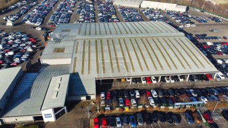 Foto de REINO UNIDO, BEDFORD - 6 DE FEBRERO DE 2023: Vista aérea del estacionamiento enorme y grande de las subastas locales de ventas de automóviles en Kempston Bedford Town of England Reino Unido - Imagen libre de derechos