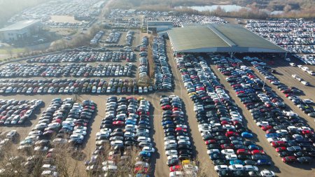Foto de UNITED KINGDOM, BEDFORD - 6TH FEBRUARY, 2023: Aerial View of Huge and Big Car Parking of Local Car Sales Auctions at Kempston Bedford Town of England United Kingdom - Imagen libre de derechos