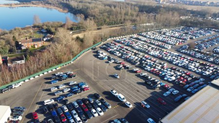Téléchargez les photos : UNITED KINGDOM, BEDFORD - 6TH FEBRUARY, 2023: Aerial View of Huge and Big Car Parking of Local Car Sales Auctions at Kempston Bedford Town of England United Kingdom - en image libre de droit