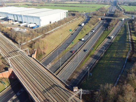 Foto de Vista aérea de las carreteras británicas con tráfico en un día soleado brillante. The High Angle View fue capturado en más de Kempston Village de Bedford City of England - Imagen libre de derechos
