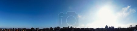 Téléchargez les photos : Vue à angle élevé du ciel bleu au-dessus de la Grande-Bretagne au coucher du soleil - en image libre de droit