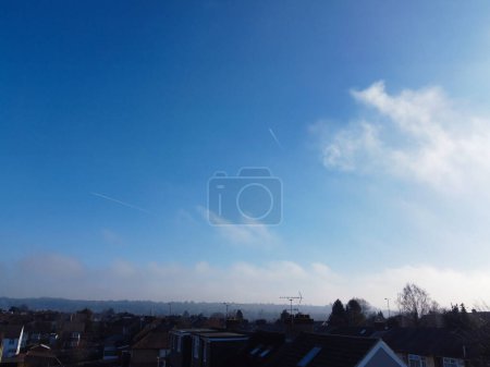 Téléchargez les photos : Vue à angle élevé du ciel bleu au-dessus de la Grande-Bretagne au coucher du soleil - en image libre de droit