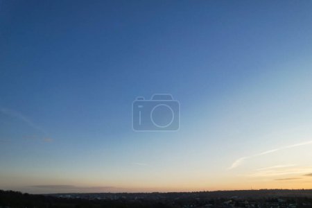 Téléchargez les photos : High Angle View of Blue Sky and Colours of Clouds over Great Britain During Sunset - en image libre de droit