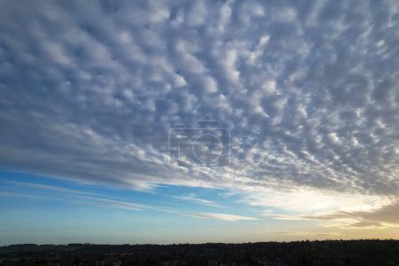 Téléchargez les photos : Vue à grand angle du ciel bleu et des couleurs des nuages au-dessus de la Grande-Bretagne pendant le coucher du soleil - en image libre de droit
