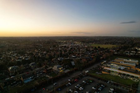 Téléchargez les photos : Vue à angle élevé de la ville centrale de Luton et des bâtiments pendant le coucher du soleil - en image libre de droit
