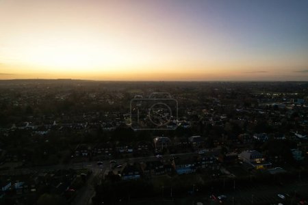 Foto de Vista de ángulo alto de la ciudad central de Luton y edificios durante la puesta del sol - Imagen libre de derechos