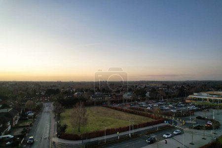 Téléchargez les photos : Vue à angle élevé de la ville centrale de Luton et des bâtiments pendant le coucher du soleil - en image libre de droit
